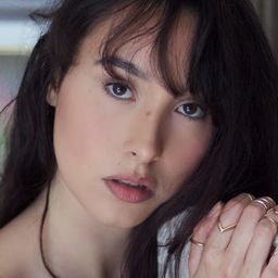 Alessandra Scarci 飾演 Alex