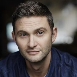 布蘭特·斯卡福特 - 啟動原始碼演員 飾演George Troxel