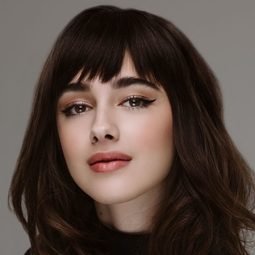 茱利亞·芭特絲 - 灰影人演員 飾演Claire