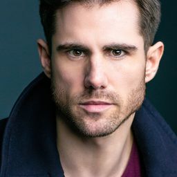 Peter McPherson 飾演 Concerned Man