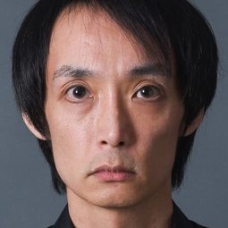 比佐 仁 飾演 