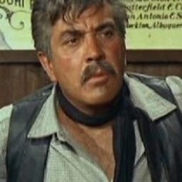 José Riesgo 飾演 Grocer (uncredited)