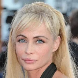 艾曼紐·琵雅 飾演 Marie, the mother