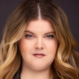 Ryann Redmond 飾演 Ellie