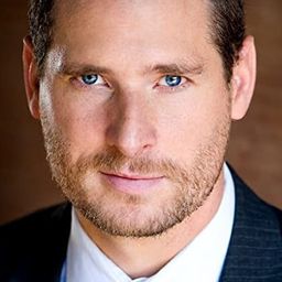 Alex Collins 飾演 Max Green