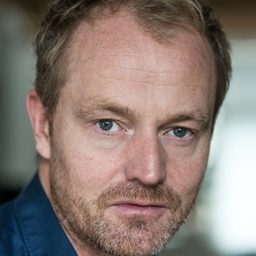 Mike Reus 飾演 Cyrill - animal shelter owner