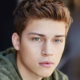 Ricky Garcia 飾演 Monks