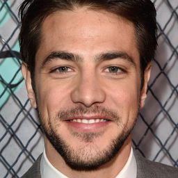 Alberto Frezza 飾演 Antonino