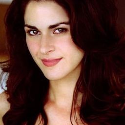 Georgia Hatzis 飾演 Leah