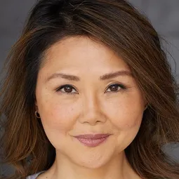 Esther Moon 飾演 Mrs. Oh