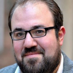 Adam B. Shapiro 飾演 Schneider