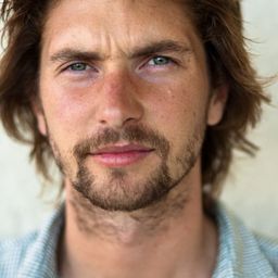 Anton Tennet 飾演 Stu