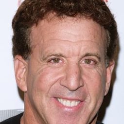 Jake Steinfeld - 五星級大鼠演員 飾演Git (Lab Rat) (voice)