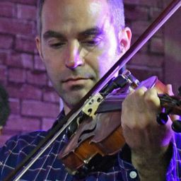 Antoine Silverman 飾演 Violinist
