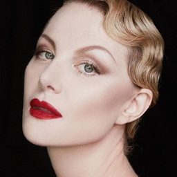 Renata Litvinova 飾演 Self