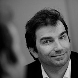 Florian Laconi 飾演 Le Remendado