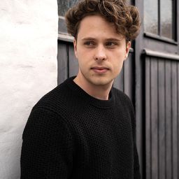 托比亞斯·沙弗 飾演 Charly