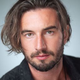 Shane Robinson 飾演 Jake