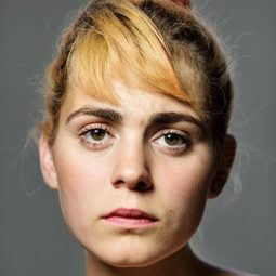 維多莉亞卡門索內 飾演 