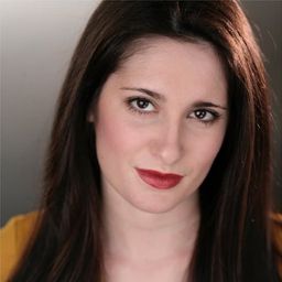 Sarah T. Cohen 飾演 Phil