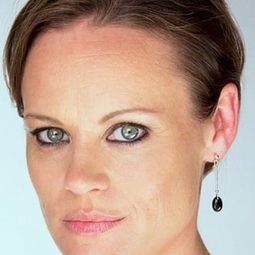 Nadine Garner 飾演 Jean Blake