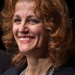 Luana Stoica 飾演 Beth