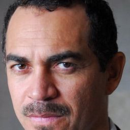 Ed Oliveira 飾演 Carrasco