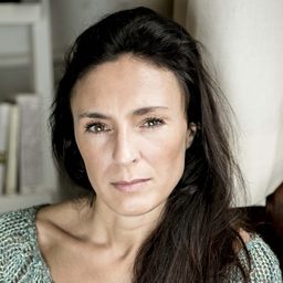 Emmanuelle Moreau 飾演 Hôtesse accueil banque