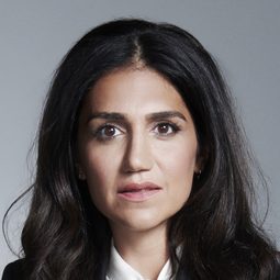 Leila Farzad 飾演 Talia