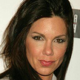 Tessie Santiago 飾演 Cristina