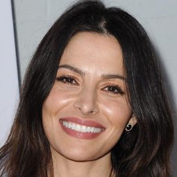 莎拉·夏希 飾演 Adrianna Tomaz