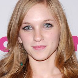 Amanda Bauer 飾演 Claudia