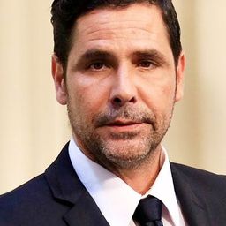 Juan Falcón 飾演 Talk Show Host