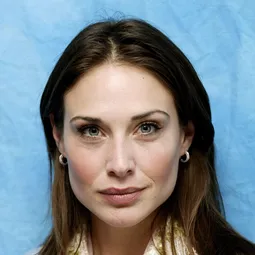 克萊兒·馥蘭妮 - 致命出軌演員 飾演Holly