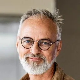 比楊·傑爾曼 飾演 Gustaf