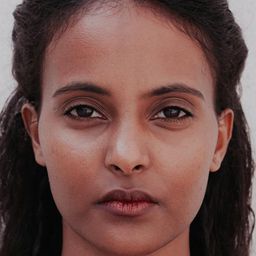 Clara Couturet 飾演 Mehdia