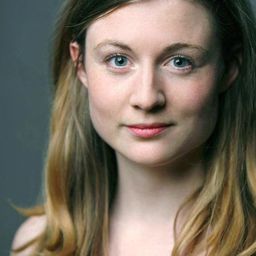 Emma Hiddleston 飾演 Badge