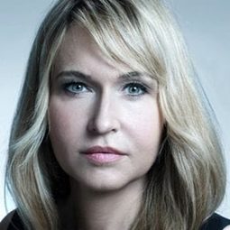 Anica Dobra 飾演 Ella