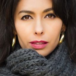 Carmen Moore 飾演 April