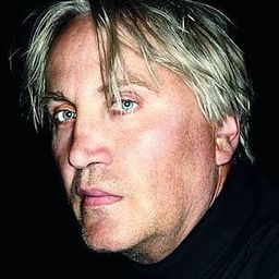 Uwe Dag Berlin 飾演 Pater Benedikt