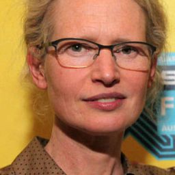 Alison Bagnall 飾演 Reporter