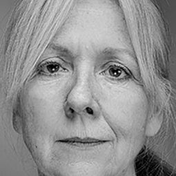 Liz Crowther 飾演 Beth