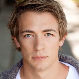 Mason D. Davis 飾演 Doug