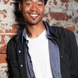 Jeremy DeCarlos 飾演 Flop