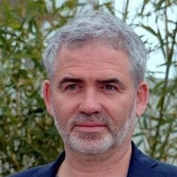 史蒂芬布塞 飾演 Le metteur en scène (voice)