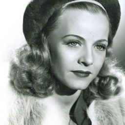 Helene Reynolds 飾演 Peggy Nash