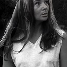 Elizabeth Burkner Robbins - 山谷崛起演員 飾演Self