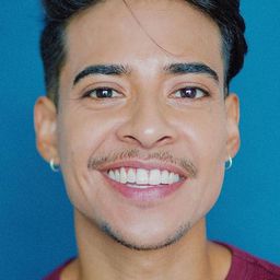 Xavier Lopez 飾演 Santi