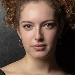 Asma Messaoudene 飾演 Alma