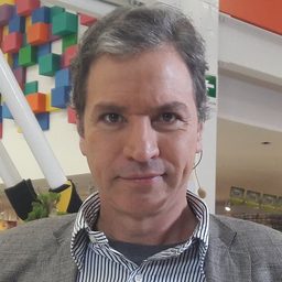 Ricardo Vélez 飾演 Leder